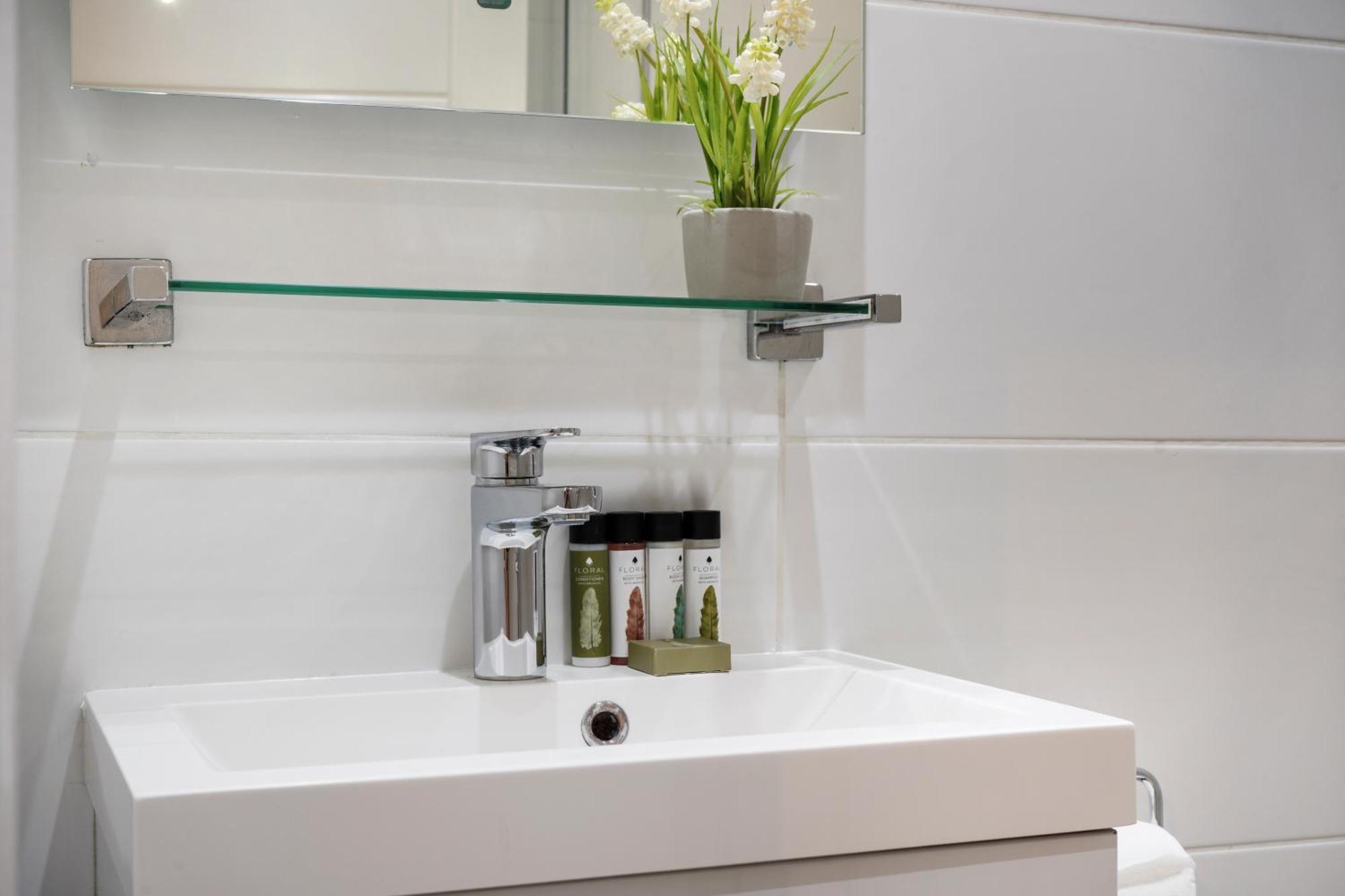 Apt 4, Soho Apartments 2Nd Floor By Indigo Flats 런던 외부 사진